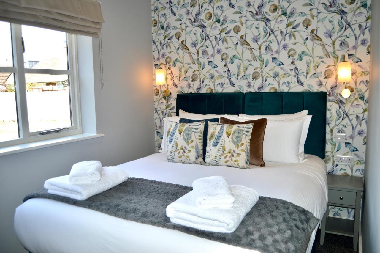 The Nest Hotel & Restaurant Питърсфилд Екстериор снимка