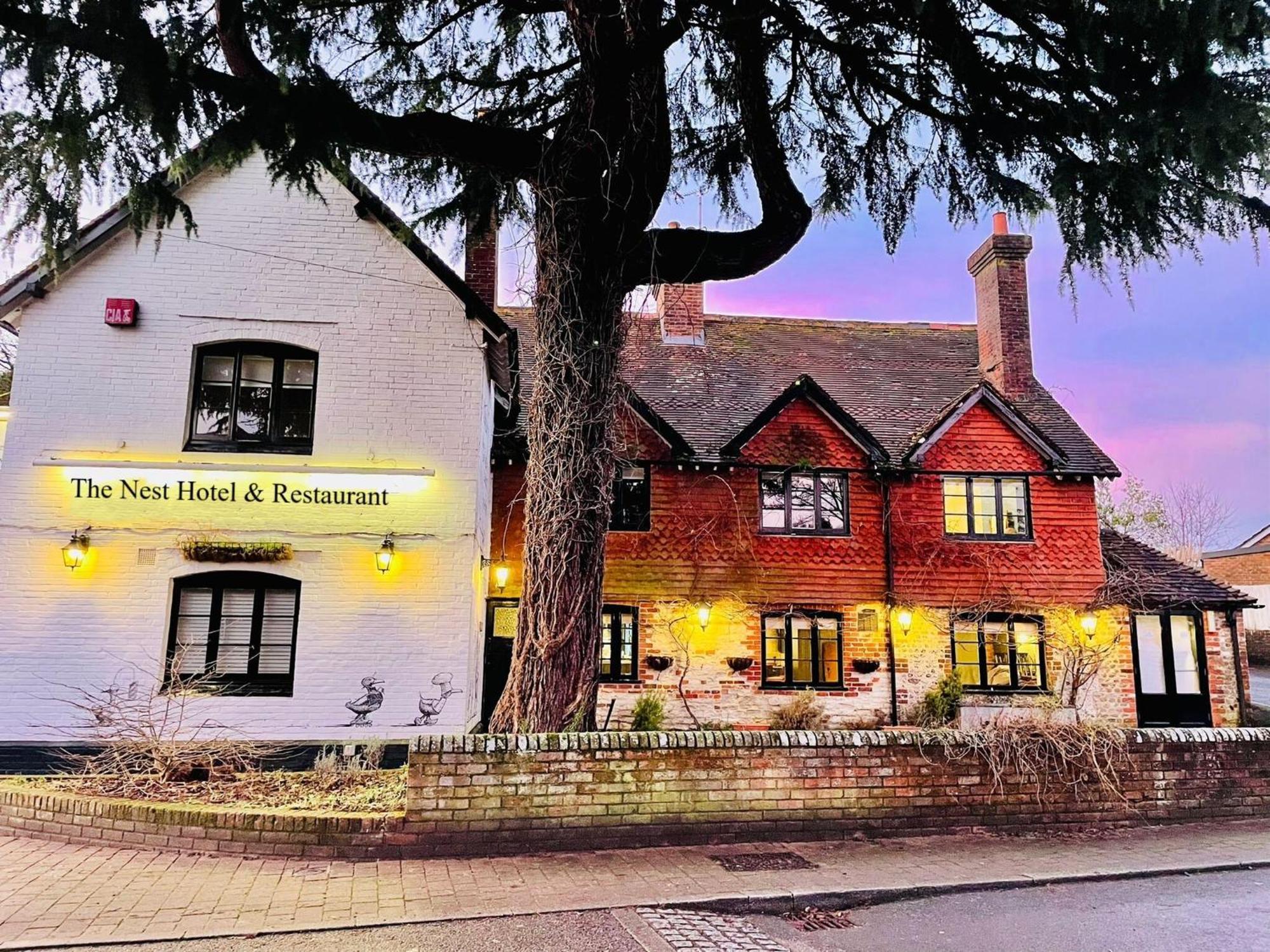 The Nest Hotel & Restaurant Питърсфилд Екстериор снимка
